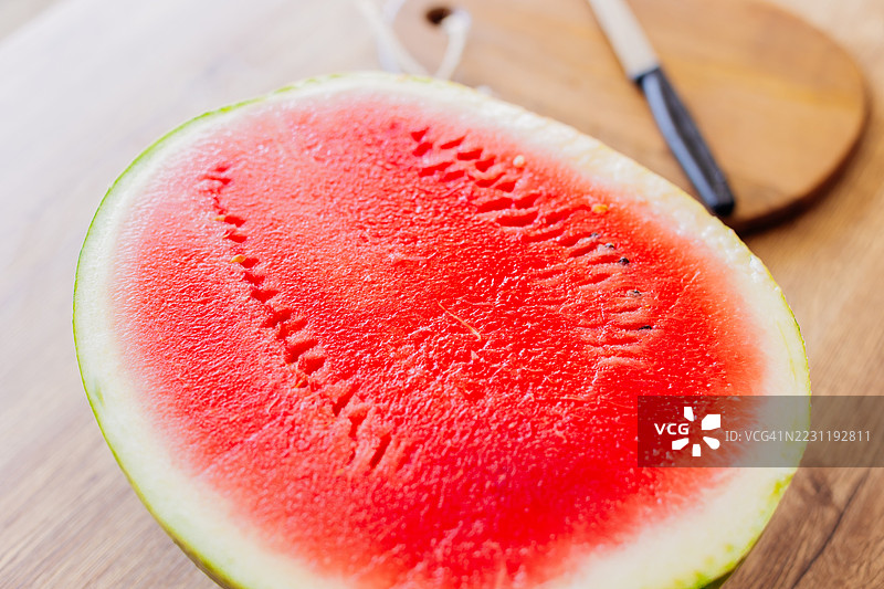 新鲜切开的西瓜放在木桌上图片素材