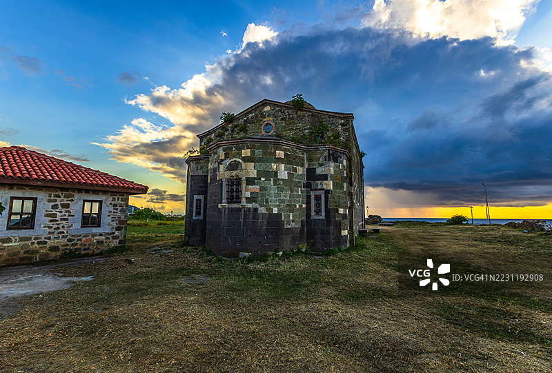 土耳其奥尔杜日落时分历史石制建筑与壮丽天空图片素材