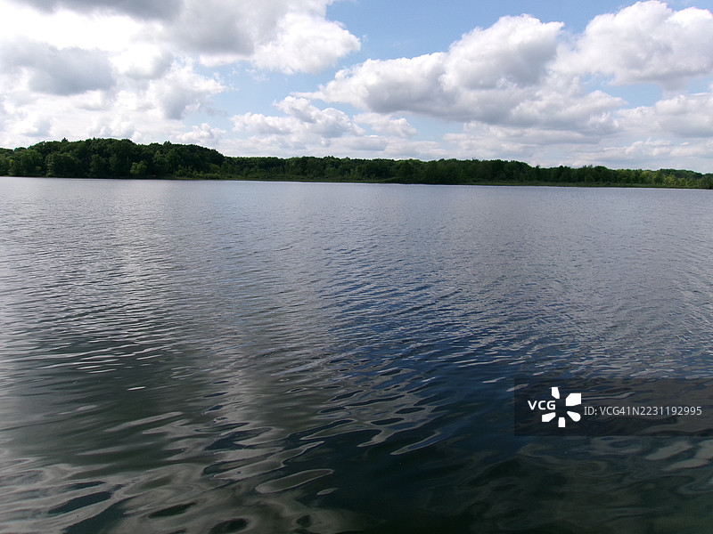 阴云密布下的宁静湖泊，维克斯堡，美国图片素材
