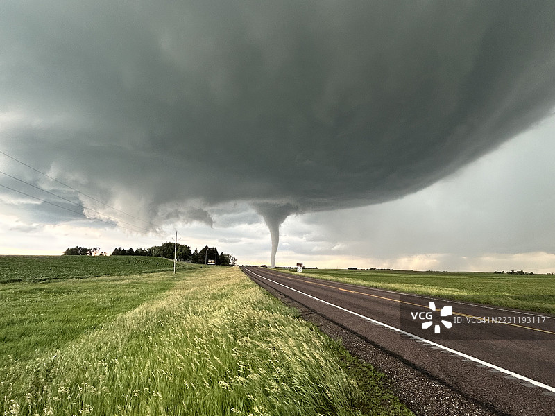 戏剧性的龙卷风笼罩着乡村风景图片素材