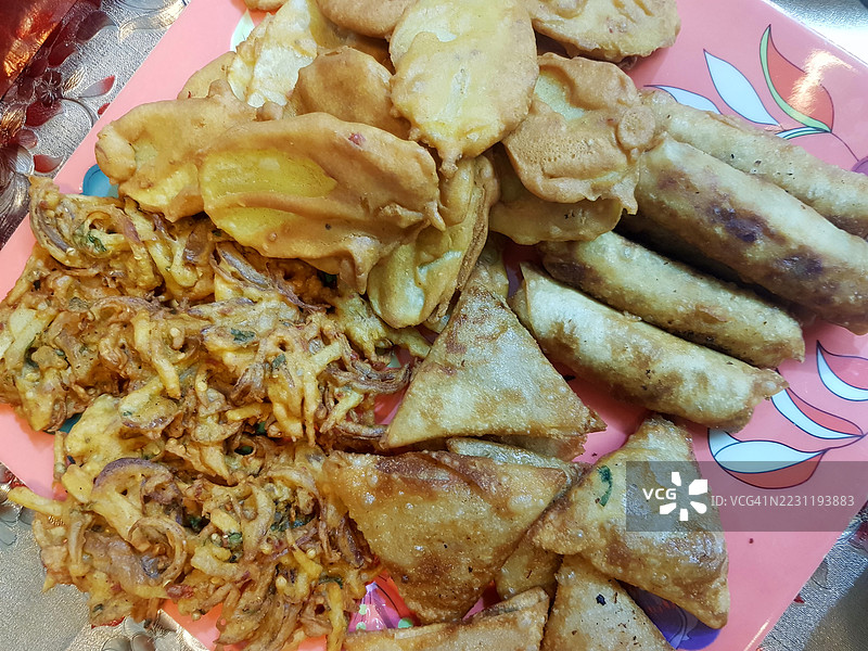 炸小吃，萨莫萨和土豆饼在盘子里供应，供开斋时享用，适合在神圣的斋月期间。图片素材