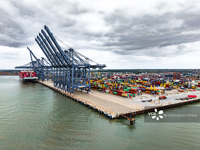 货柜船在英国萨福克的费利克斯托港口靠岸图片素材