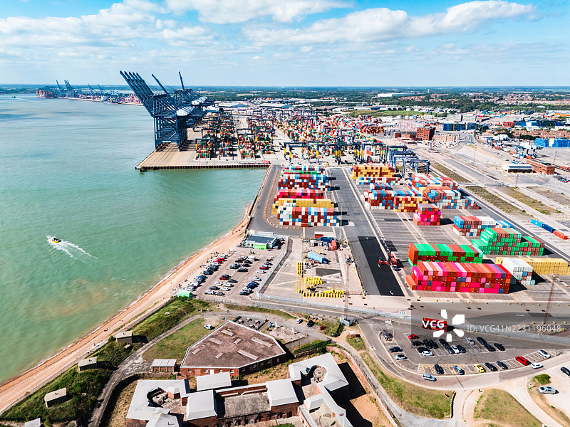 费利克斯托港的无人机视角，展示了五彩缤纷的集装箱和起重机。图片素材