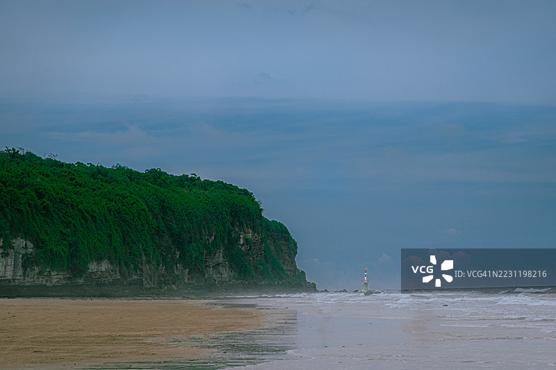 中国的海岸悬崖与灯塔在阴天图片素材
