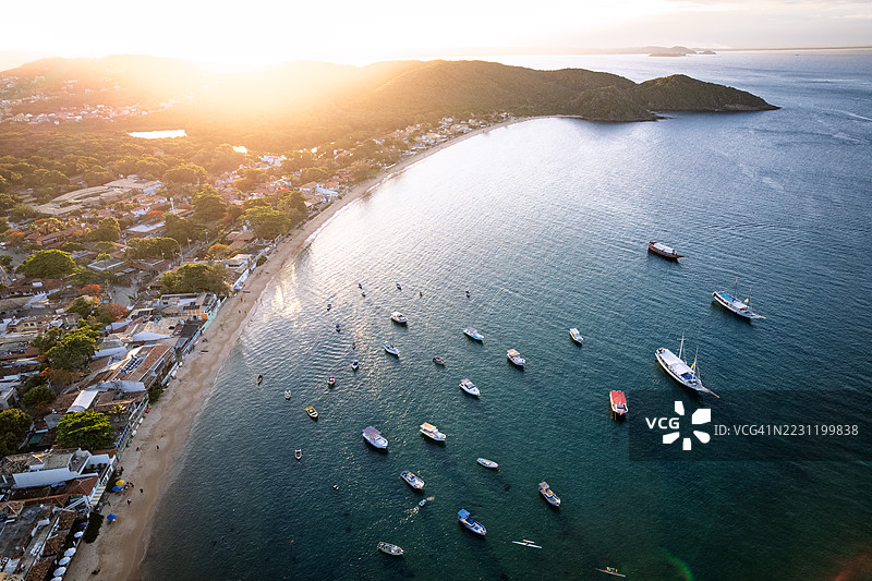 日落时分的海滨小镇和船只的鸟瞰图图片素材