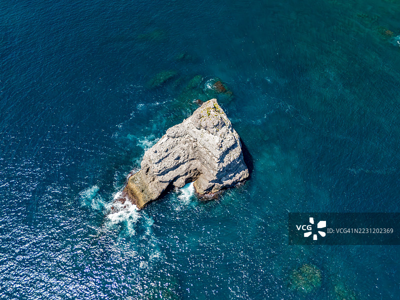 无居民岛屿的东岛。它是日本最佳岩钓地点之一。经过许可的航拍摄影。平磯海滩，中木港，南伊豆，伊豆半岛，静冈县，日本。- 2025年8月13日。图片素材