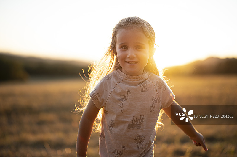 户外秋季日落下微笑快乐的儿童肖像图片素材