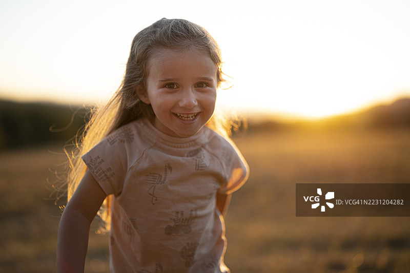 秋天自然中日出时快乐孩子的肖像图片素材