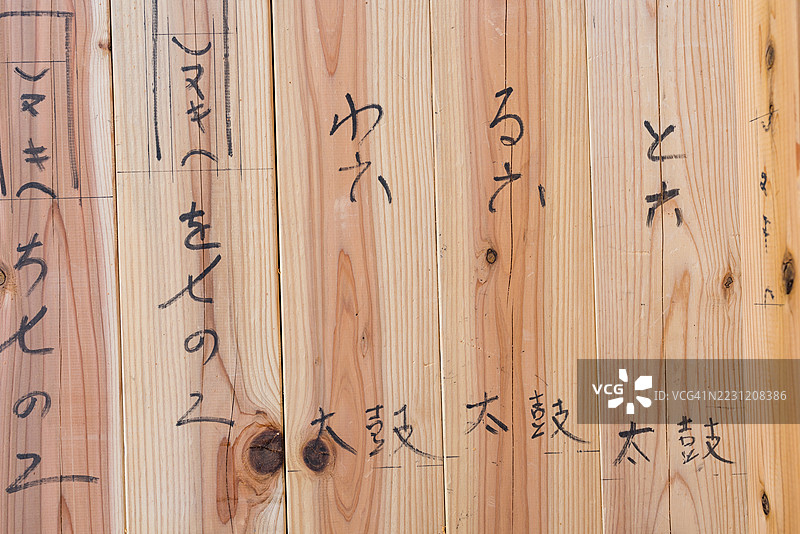 一位使用传统日本技术加工住宅建筑材料的木匠。图片素材