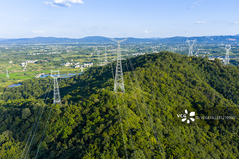 高压电力线和输电塔图片素材