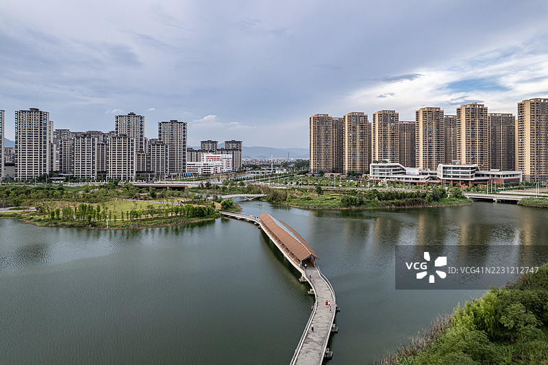 湖边城市建筑的鸟瞰图图片素材