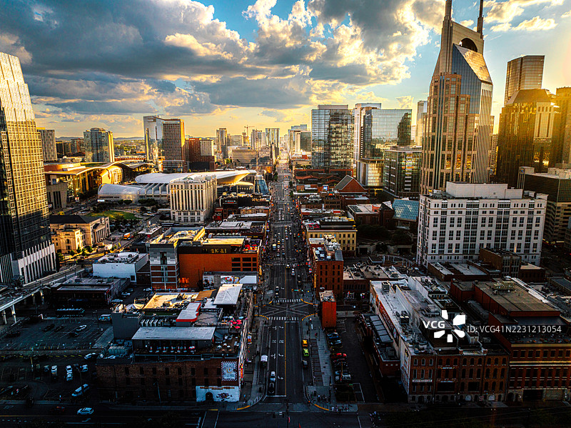 田纳西州纳什维尔市中心百老汇上空的戏剧性天空，阳光明媚的夏日下午，从尼桑体育场附近的坎伯兰河北岸拍摄。图片素材