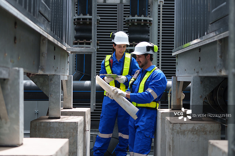 工程师正在检查大型工业建筑的水冷却塔空调，这是用于控制空气系统的水冷却塔空气冷却器HVAC。图片素材