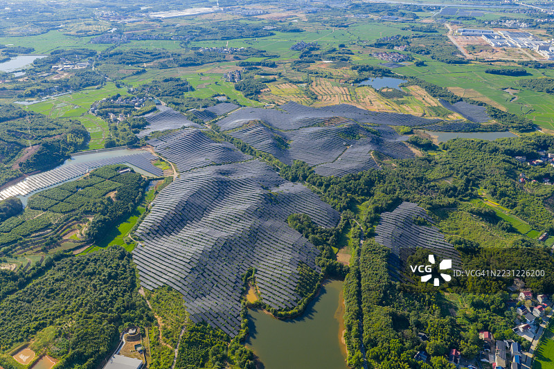 山坡上的太阳能光伏板图片素材