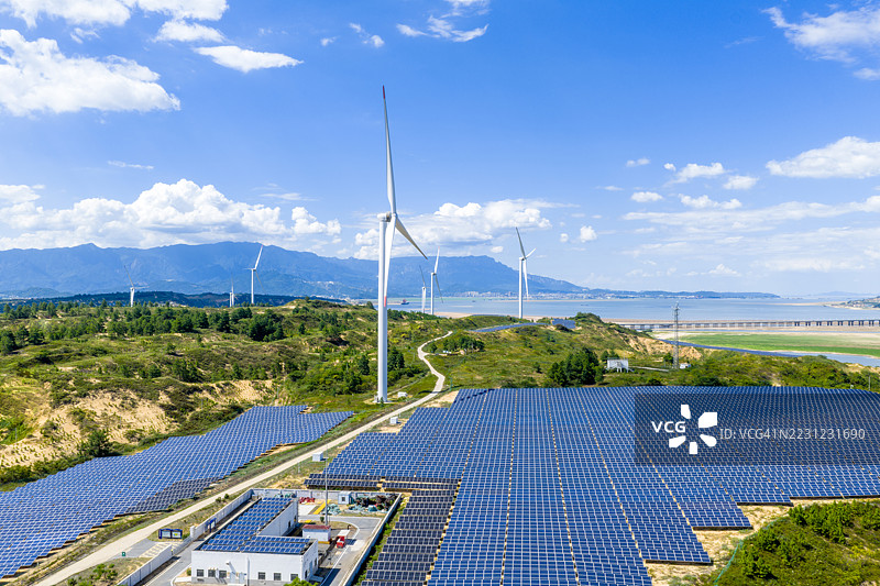 农村风光的空中拍摄，配有太阳能电池板图片素材