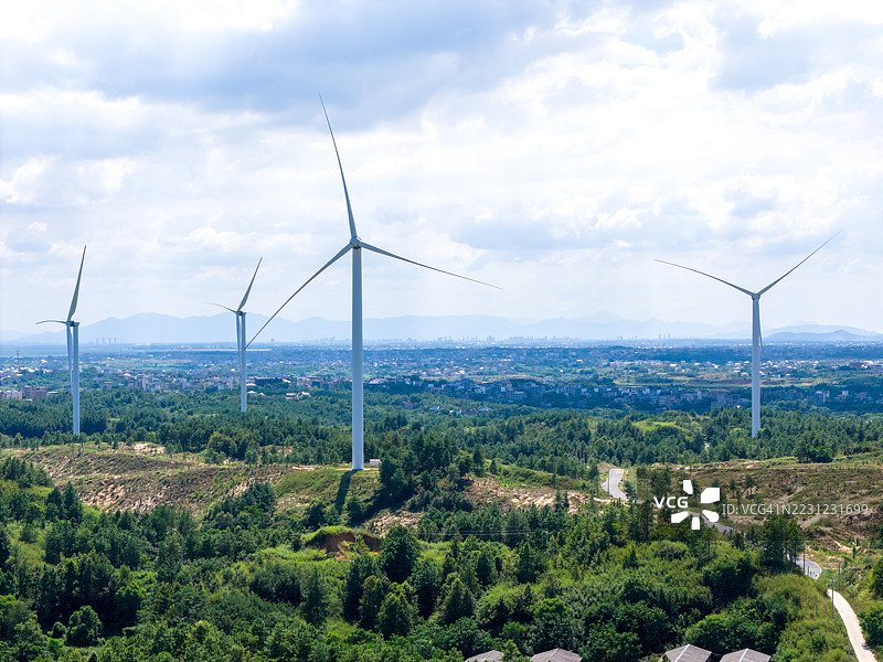农村风光的航拍图，展示了太阳能电池板。图片素材