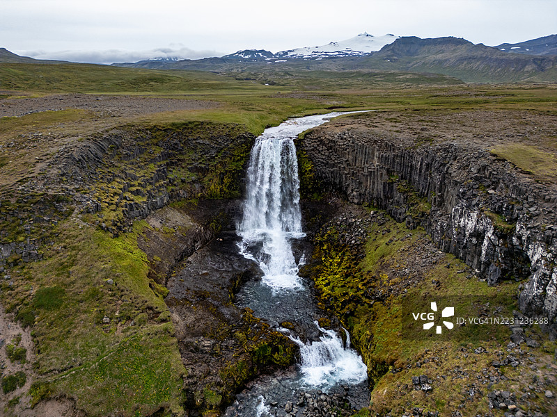 斯沃杜福斯瀑布的航拍视角，周围是玄武岩悬崖和斯奈山冰川，冰岛图片素材