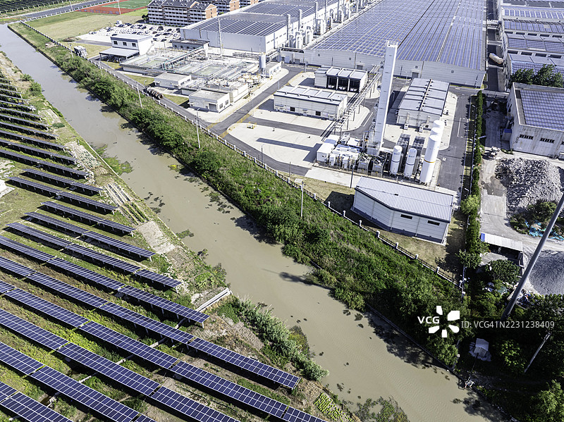 工厂屋顶上的太阳能电池板图片素材