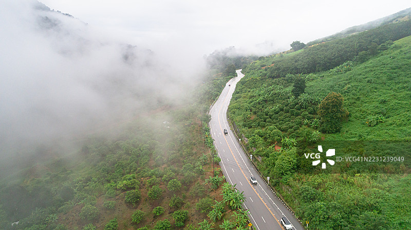 雨季雾气弥漫的山脉鸟瞰图图片素材