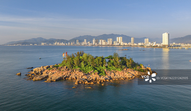 从海上俯瞰越南芽庄市。阳光明媚，蓝天如洗。图片素材