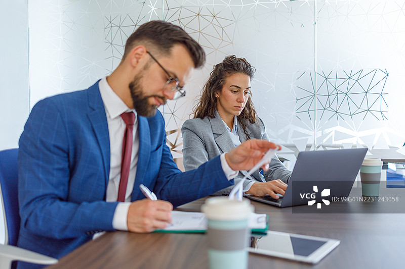 商务人士在现代办公室会议室内合作图片素材