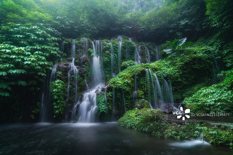 巴厘岛的班尤瓦纳阿梅尔塔瀑布图片素材