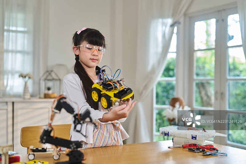亚洲女孩在STEM教育项目中制作机器人汽车图片素材