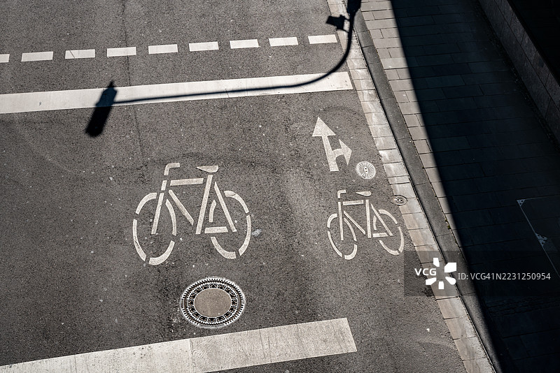 城市街道上的自行车标志图片素材