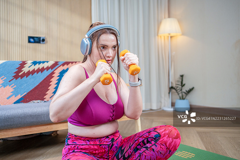 运动风女子拳击训练，做出直接打击动作图片素材