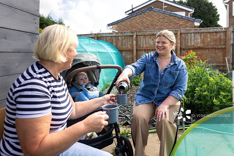 园丁们享受着应得的茶歇图片素材
