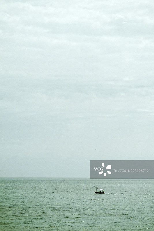 孤独的小帆船图片素材