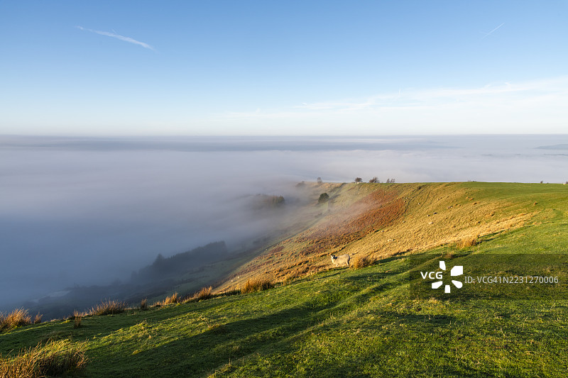 英格兰德比郡北部的库姆斯边缘下方的低洼雾气图片素材