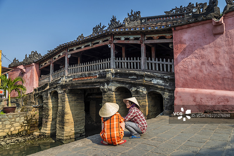 越南会安古城中的越南女性休息图片素材