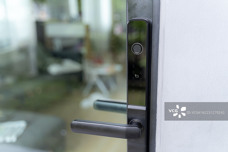 现代生活的智能家居概念与自动门锁图片素材