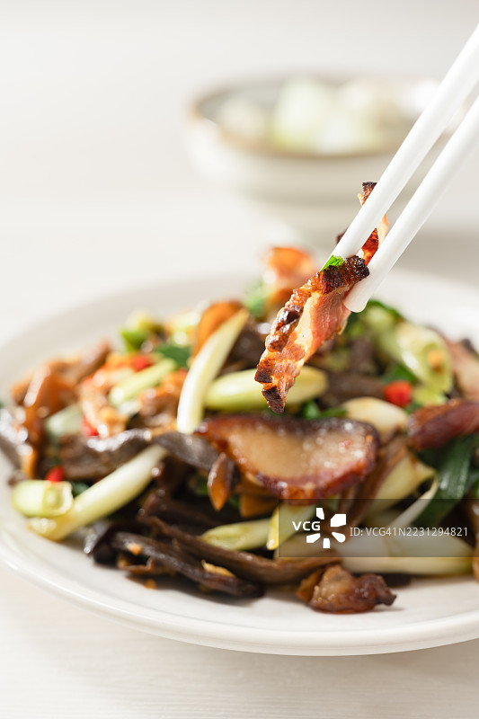 炒培根与高山天鹅绒蘑菇图片素材