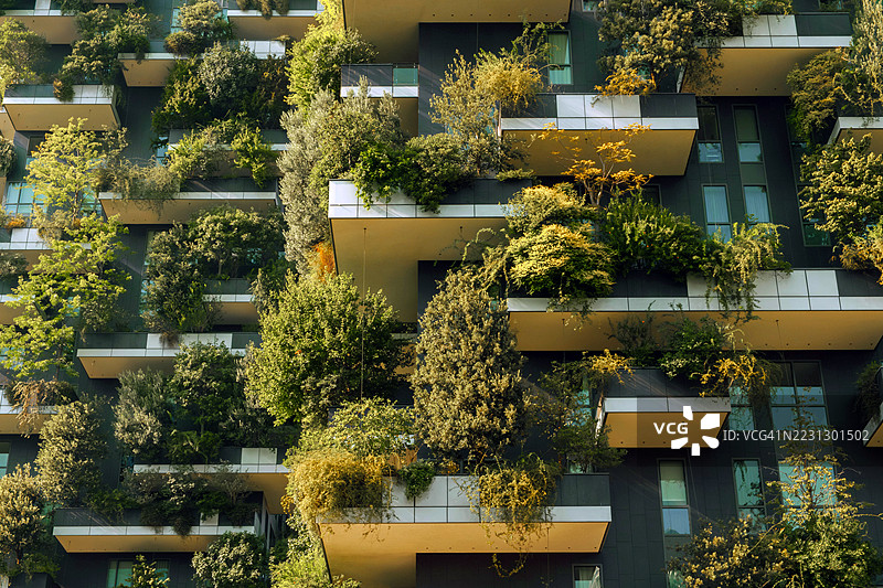 可持续建筑，带有垂直森林设计和绿色阳台图片素材