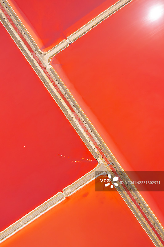 从正上方看到的彩色盐池，法国卡马尔格图片素材