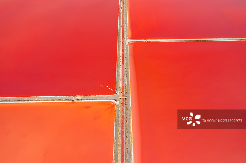 法国卡马格的色彩斑斓的盐池无人机照片图片素材