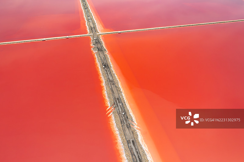 法国卡马格的色彩斑斓的盐田无人机图像图片素材