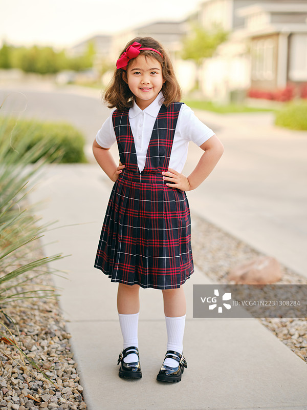 穿着校服的小女孩图片素材