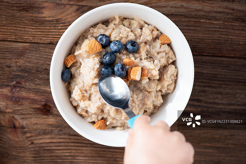 蓝莓杏仁燕麦粥碗图片素材