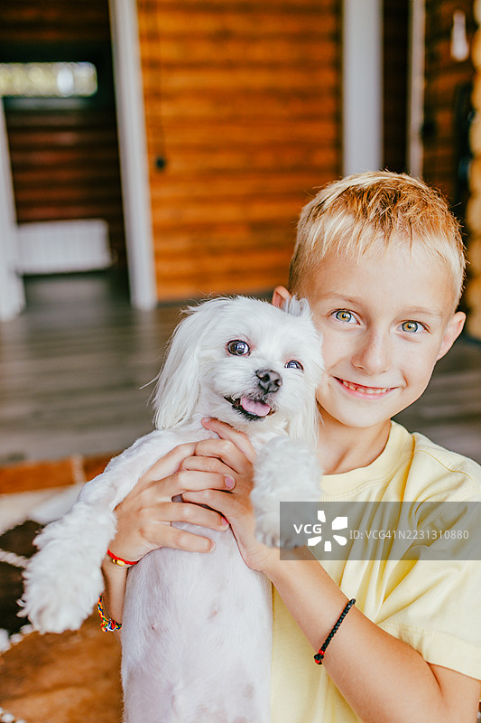 一个男孩和一只狗。图片素材