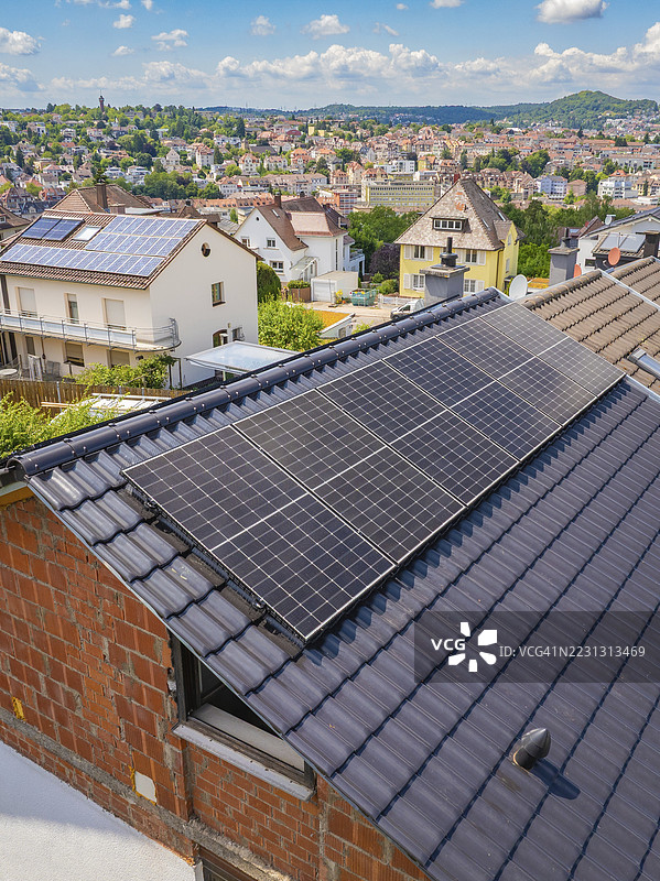 带有太阳能电池板的屋顶,阳光明媚的天气下可俯瞰周围城市和植被,光伏安装,商业客户,新建,德国普福尔茨海姆图片素材