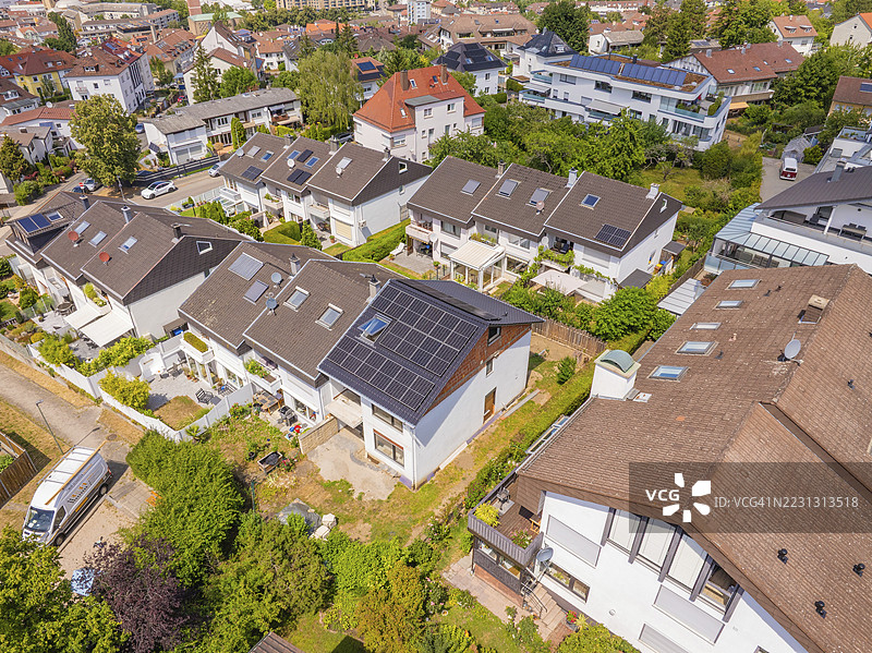 带有太阳能电池板的住宅区，嵌入绿色植被中，光伏安装，商业客户，新建，德国普福尔茨海姆图片素材