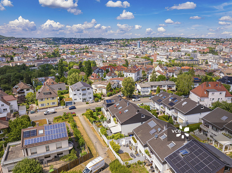 城市全景,房屋、屋顶上的太阳能电池板和多云的天空,光伏安装,商业客户,新建项目,德国普福尔茨海姆图片素材