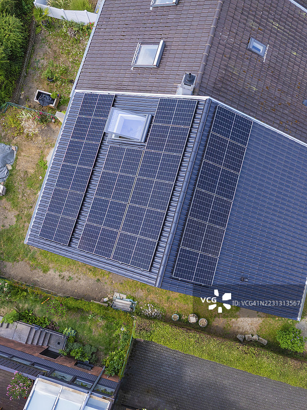 鸟瞰图：屋顶上安装了太阳能电池板，周围有植被和房屋，光伏安装，商业客户，新建筑，德国普福尔茨海姆图片素材