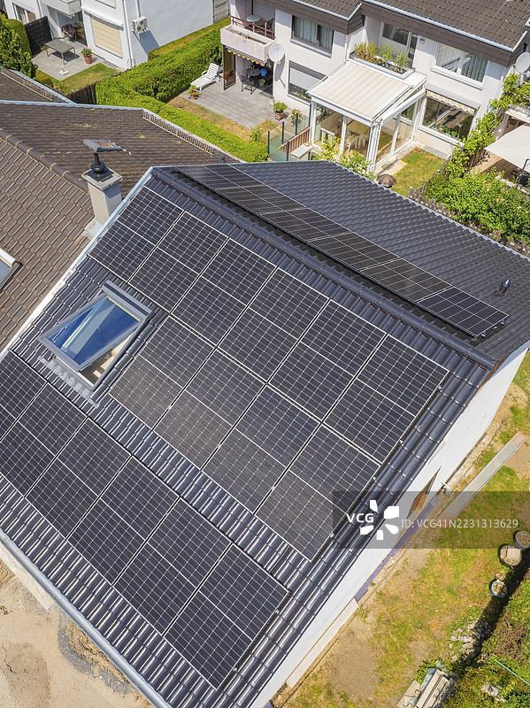 住宅区内带有太阳能模块的屋顶，周围环境绿意盎然，光伏安装，商业客户，新建，德国普福尔茨海姆图片素材