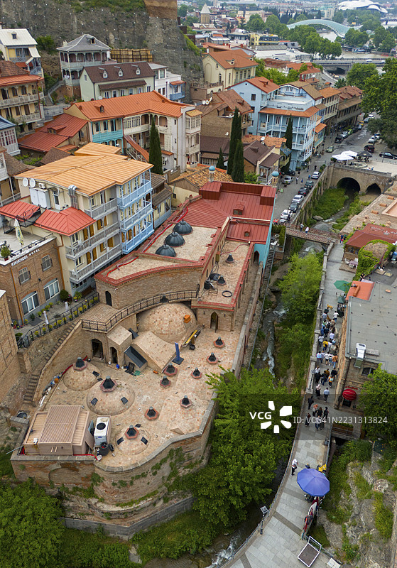 狭窄的街道两旁是色彩斑斓的建筑，传统的瓦屋顶，鸟瞰图，阿巴诺图巴尼温泉区，老城区，提比里斯，格鲁吉亚图片素材