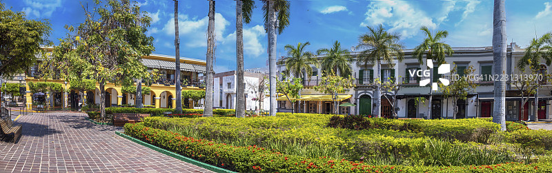 墨西哥，马萨特兰历史中心靠近马莱孔海滨长廊海滨的色彩缤纷的老城区街道图片素材