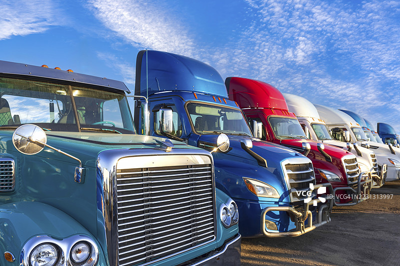 长途集装箱卡车在停车场装载商业货物，准备发货图片素材